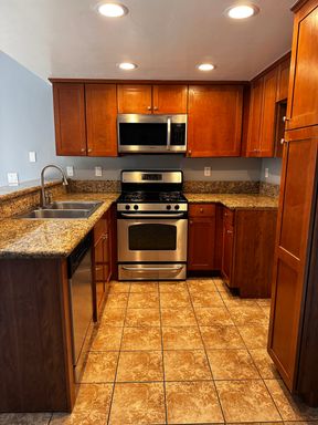 Beautifully Updated 2 Bed, 2 Bath Condo in Ontario – photo 1