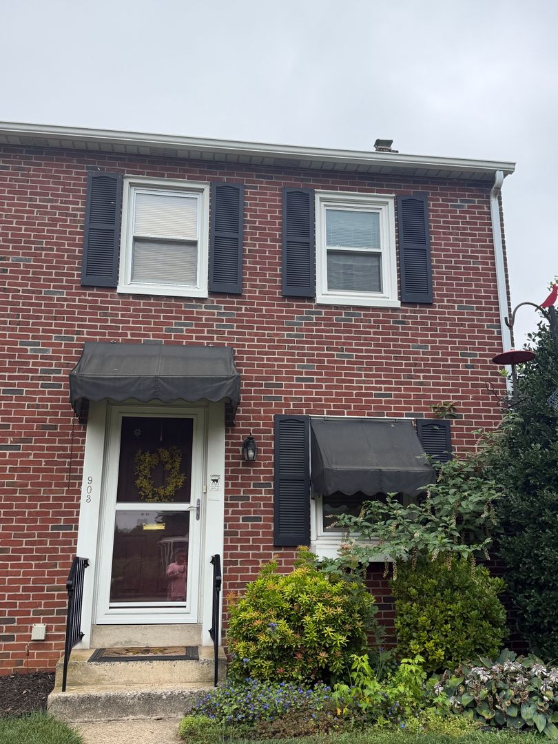 Lancaster House: 903 Green Terrace