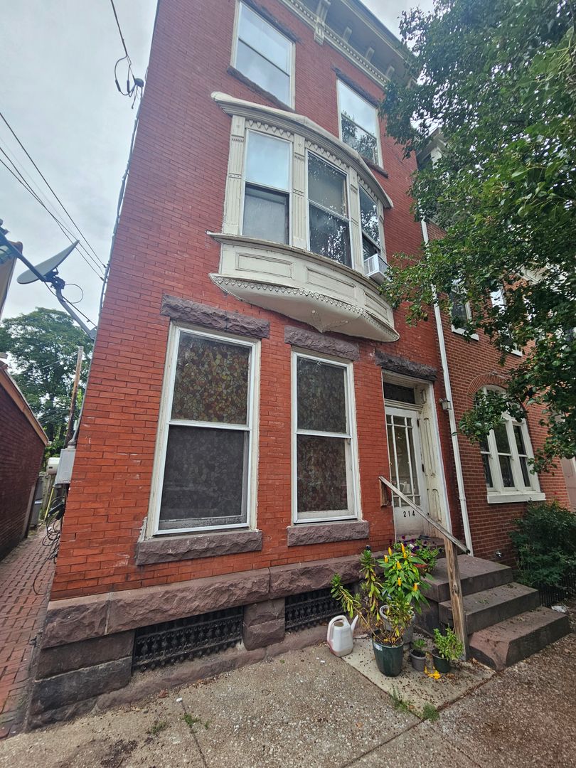 Harrisburg Apartment: 214 Briggs Street