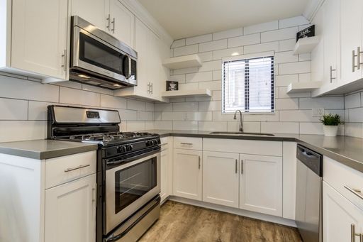 Urban Living at Its Finest: Explore C30 Apartments! 1-Bedroom Units Available. Act Fast! – photo 1