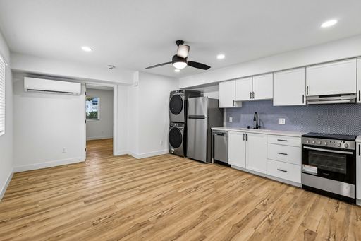 The Crest | Renovated 1 Bedroom Apartment Near the Beach with In-Unit Laundry – photo 1