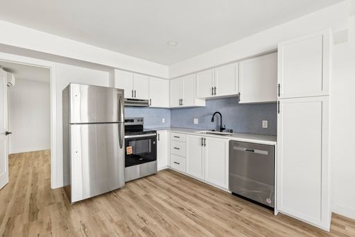 The Crest - Spacious 3BR Home with Pool, Parking & In-Unit Laundry – photo 1