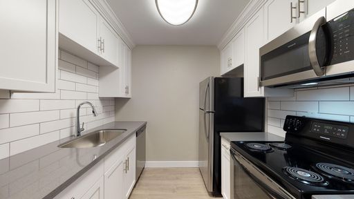 Fleetwood - RENOVATED! Luxurious apartment home with patio, A/C, and parking in resort-style community – photo 1