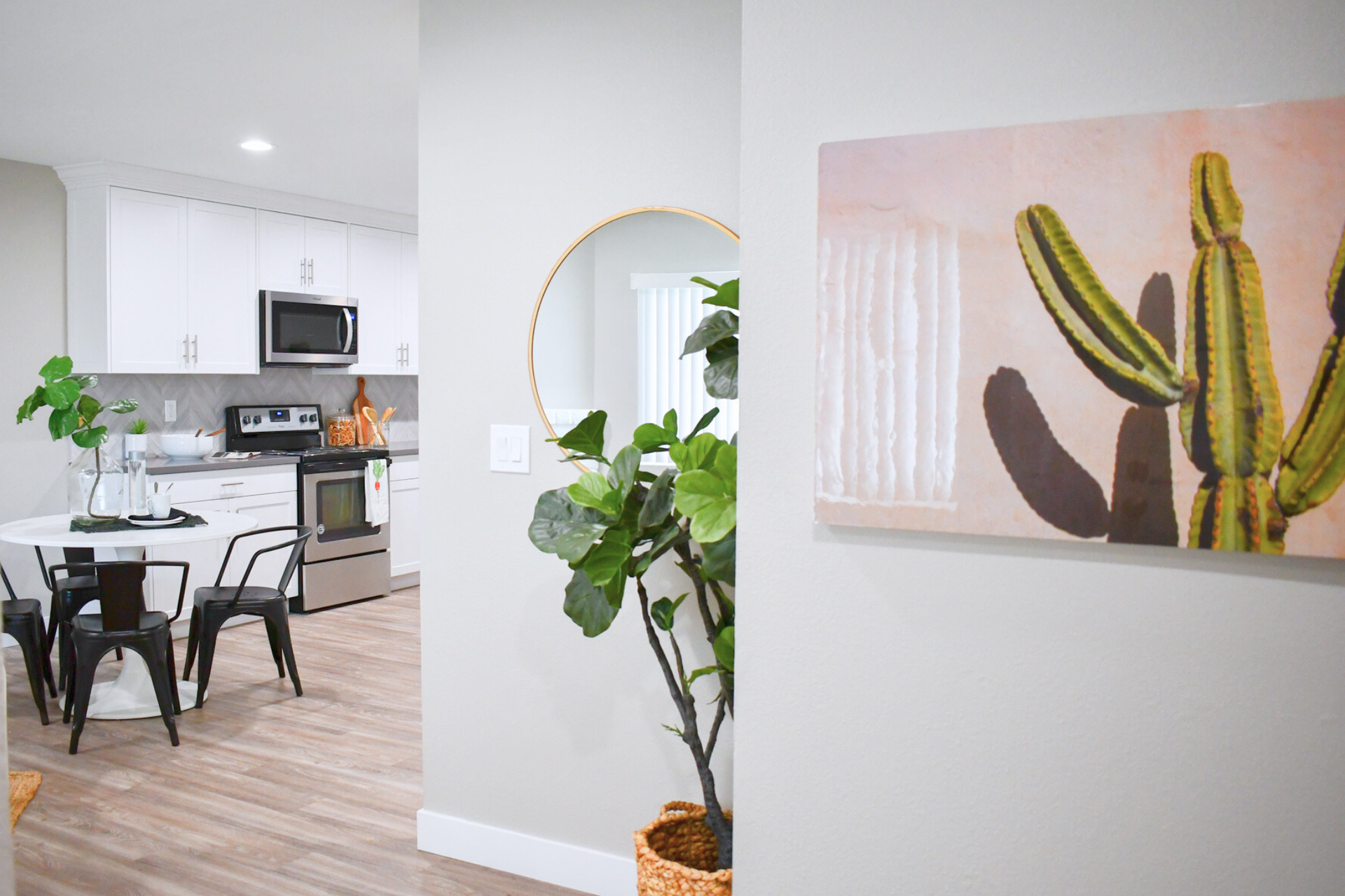 Fallbrook Apartment: 302-338 E. Fallbrook St