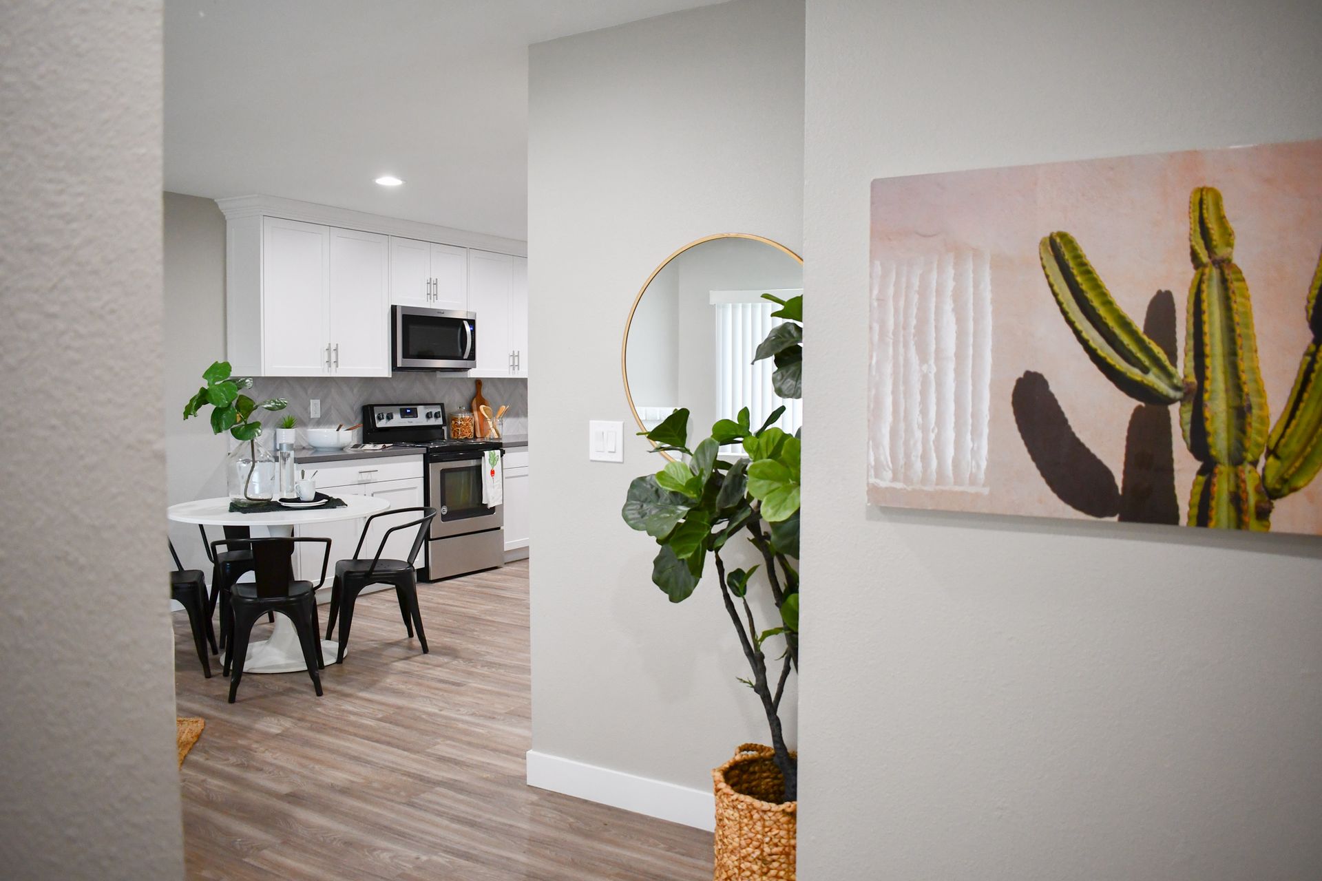 Fallbrook Apartment: 302-338 E. Fallbrook St