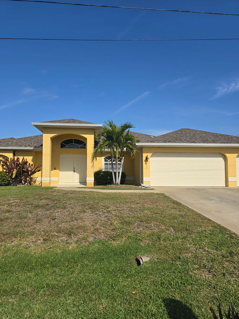 Cape Coral House: 137 SE 16th St