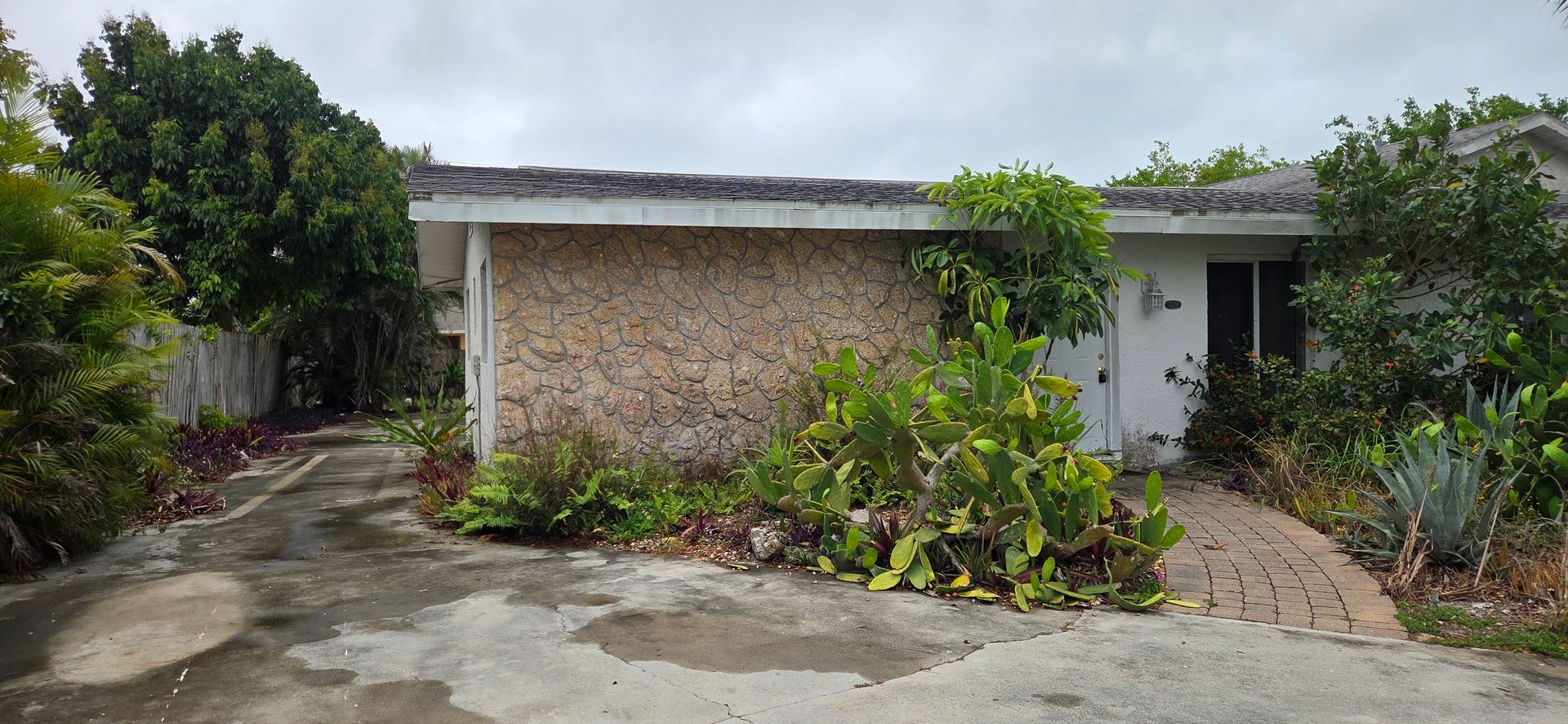 Naples House: 528 102nd Ave N