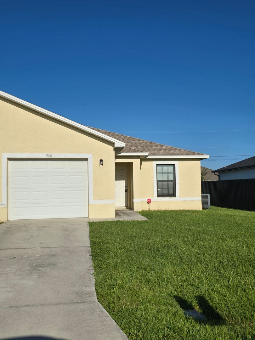 Cape Coral House: 906 SE 6th Ct