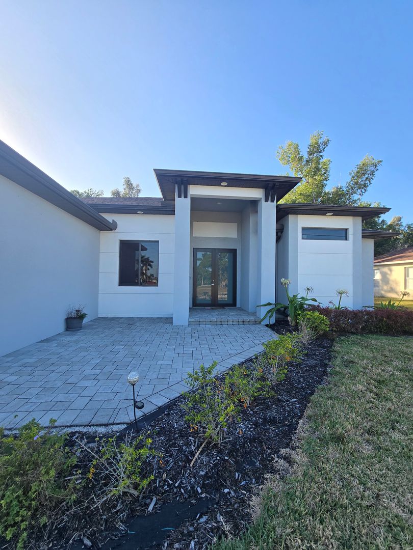 Cape Coral House: 2200 SW 32nd St