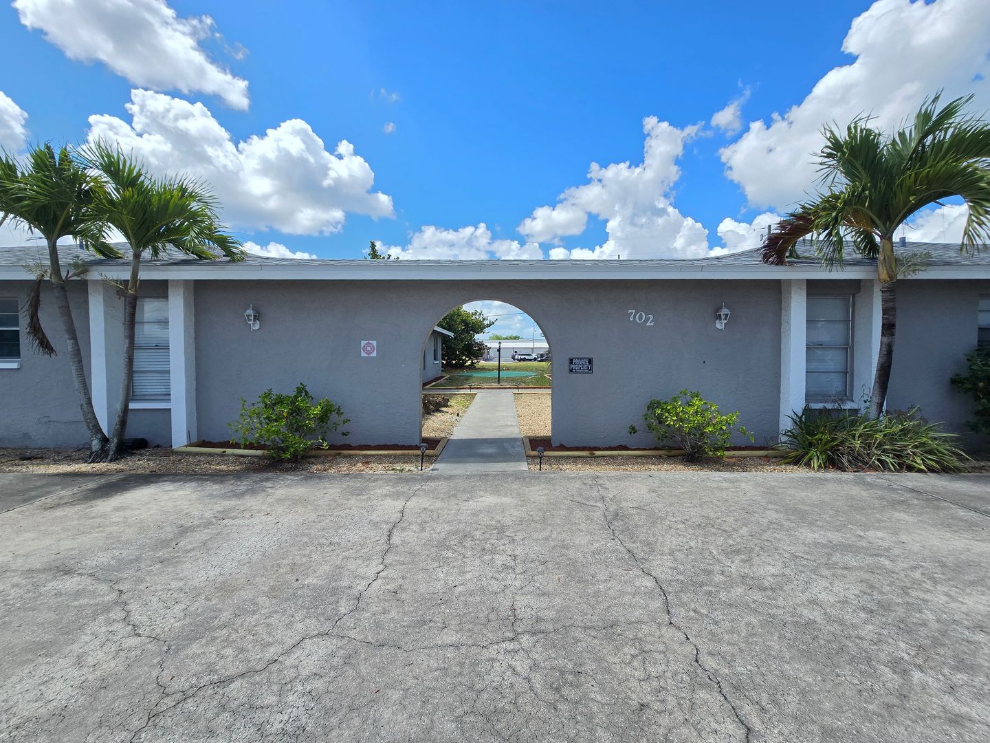 Cape Coral House: 702 SE 47th St #4
