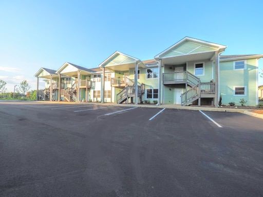 Spacious and Affordable Living in the Heart of Hendersonville – photo 1