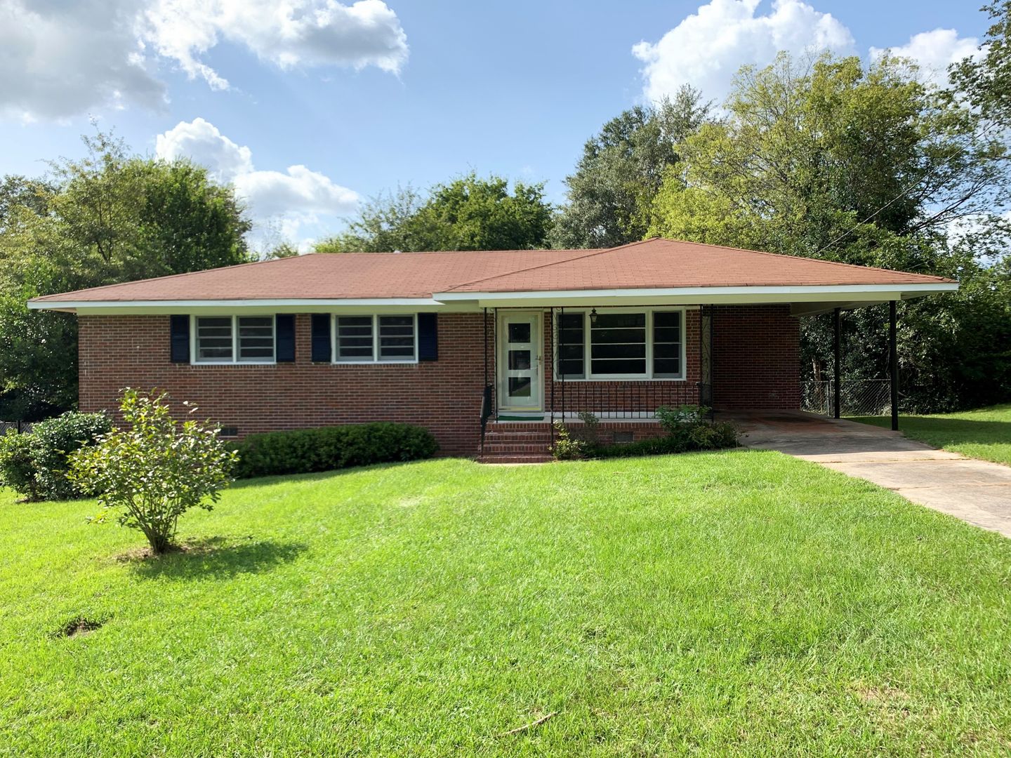 Macon House: 3240 Commodore Dr.