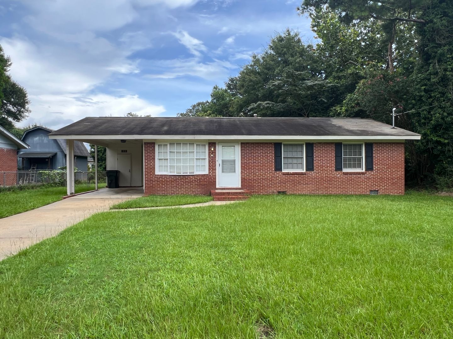 Warner Robins House: 104 Merlin St