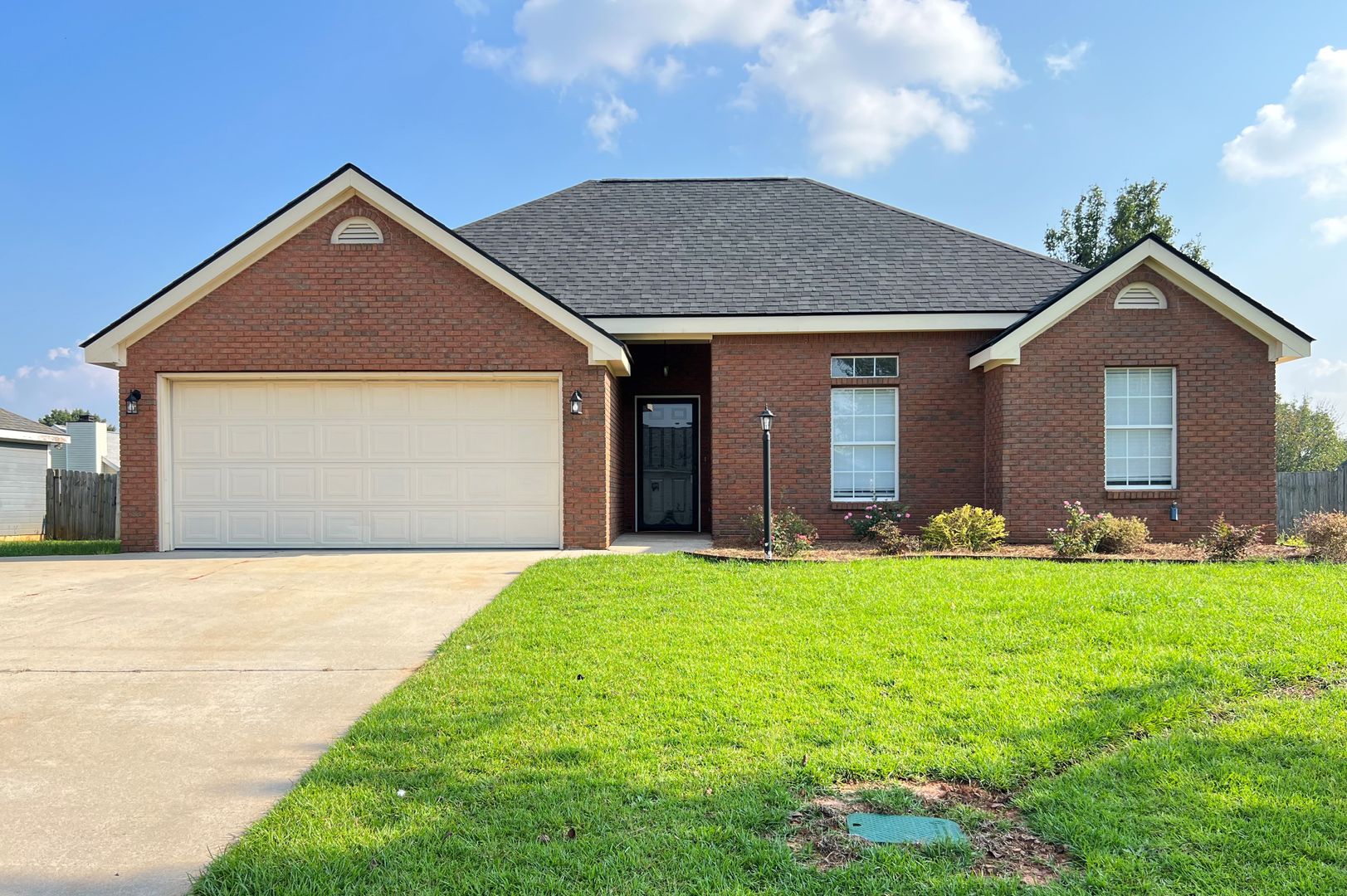 Warner Robins House: 203 Bryson Way