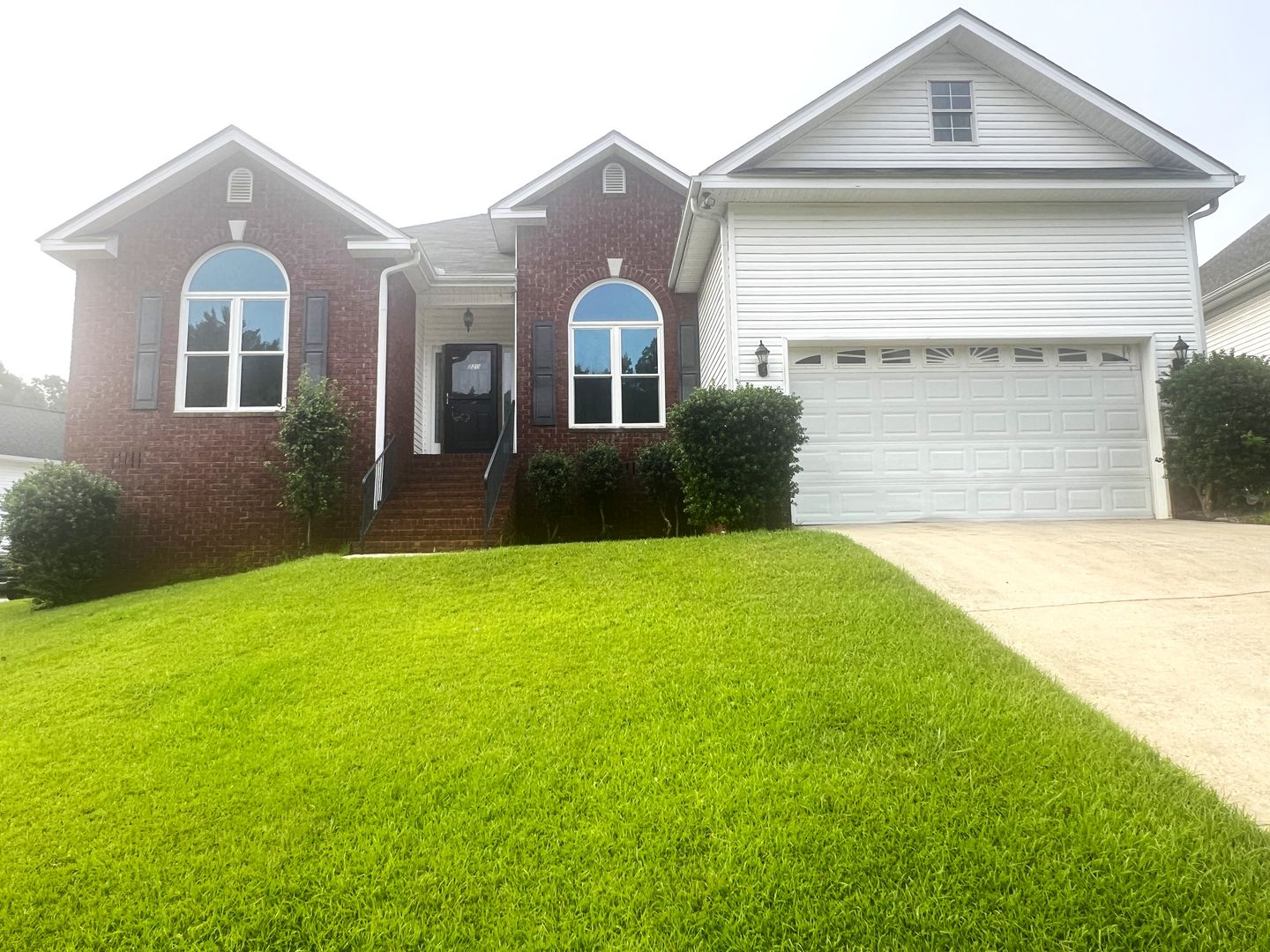 Macon House: 220 Sugarloaf Cir
