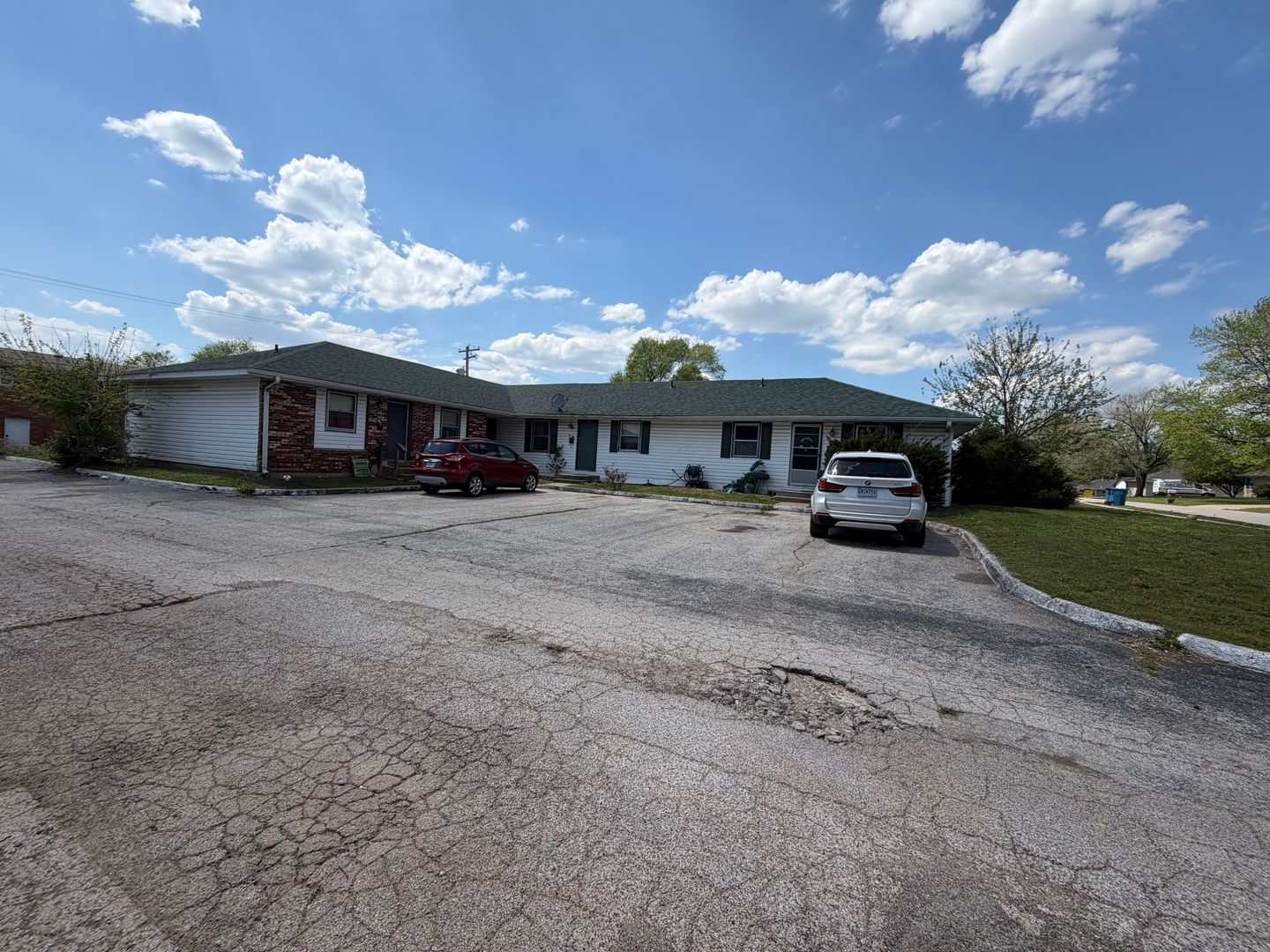 Springfield Apartment: 2942 E Stanford St