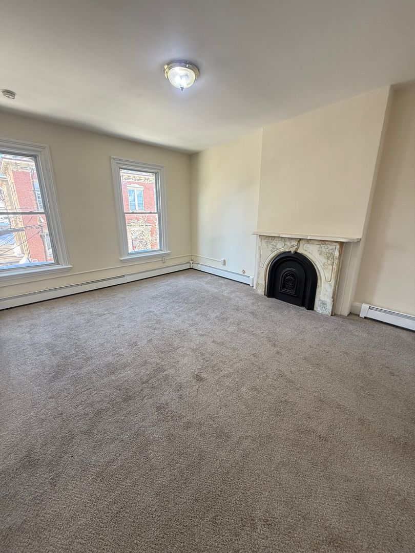 Newburgh Apartment: 98 Grand St