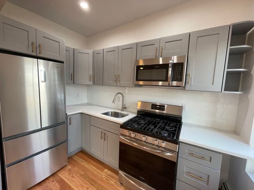 Modern Sun Filled 2 Bedroom Apartment (Apt 3)