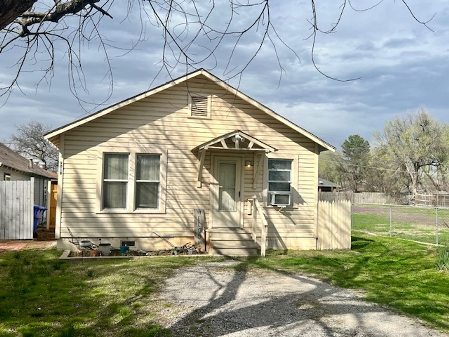 Norman House: 901 E Apache Unit B
