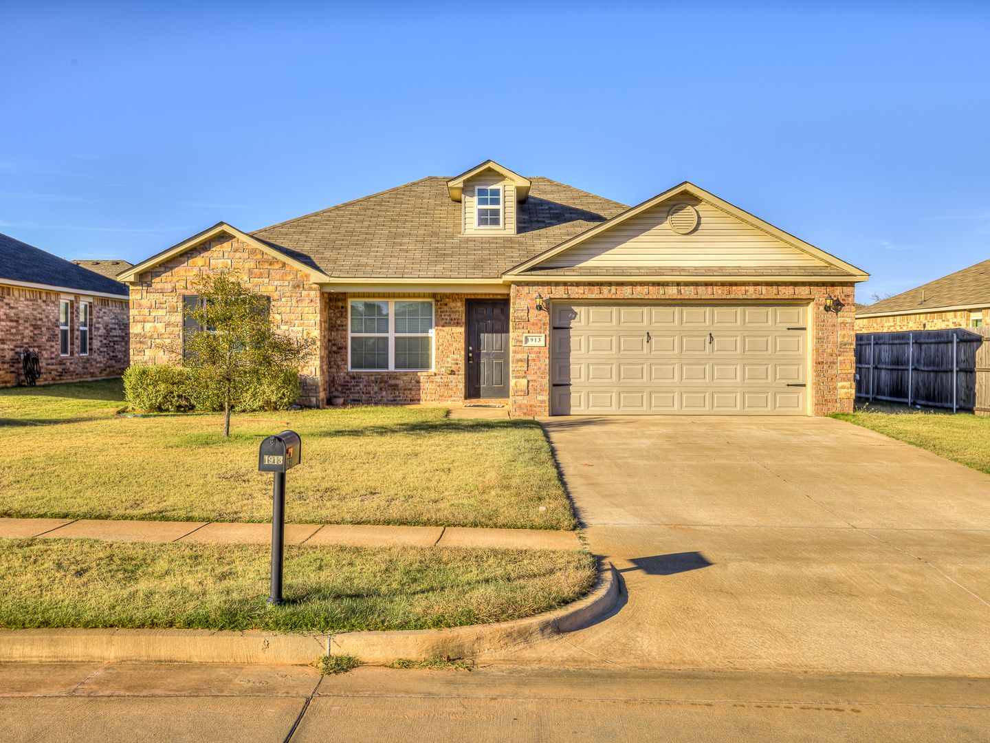 Mustang House: 1913 W Oak Valley Way