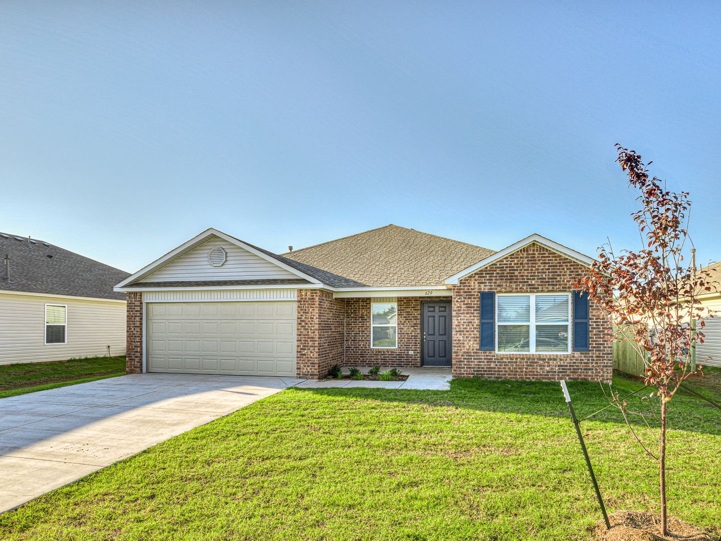 Mustang House: 629 W Lola Dr