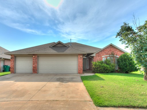 4 bedroom, 2 bath home in Castlebrook Crossing - Mustang Schools – photo 1