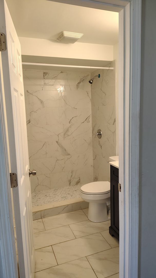 Carbondale Apartment: 710 W Mill St