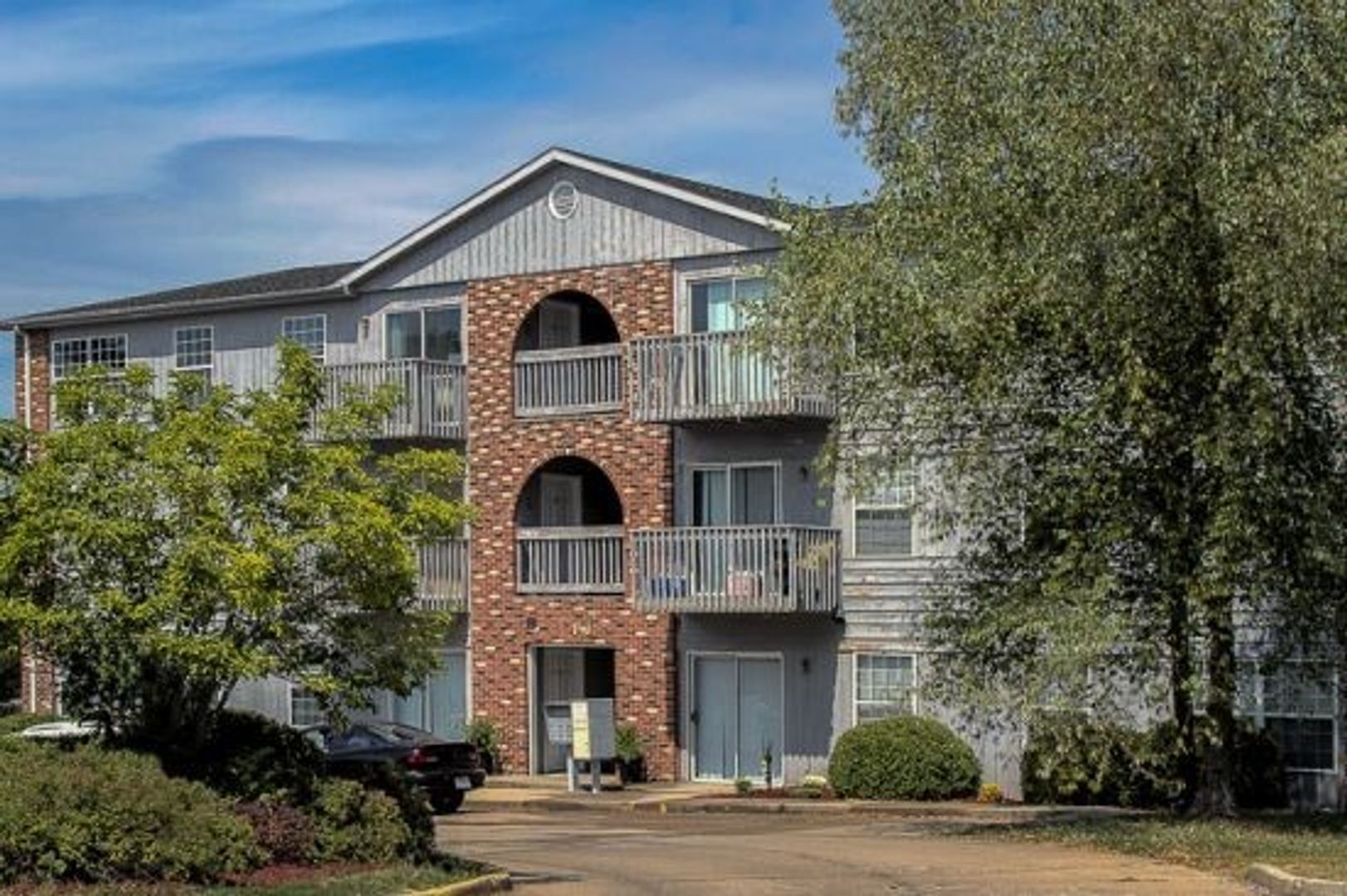 Carbondale Apartment: 900 E Grand Ave