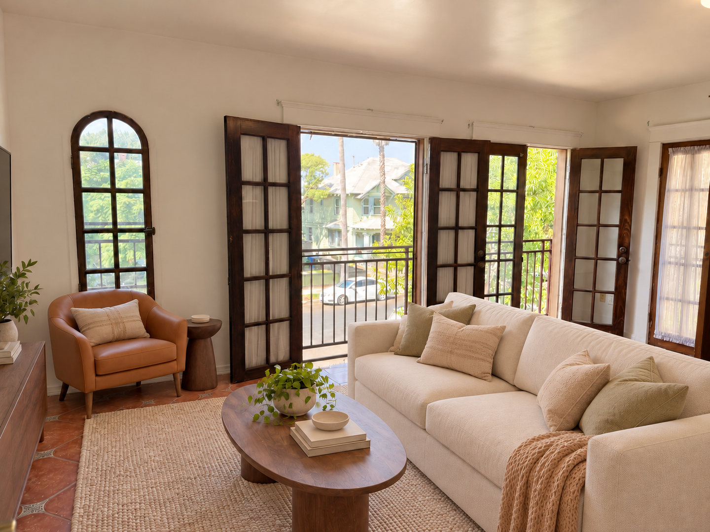 Los Angeles Apartment: 2646 Kenwood Ave