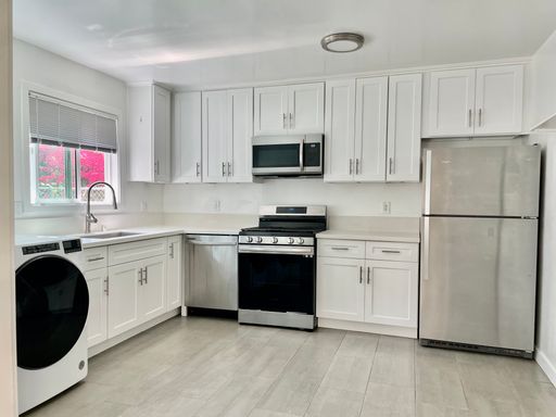 *Two Weeks Free!* 2BD + HUGE Private Yard | 2-Car Parking, AC, W/D + Pet Friendly – photo 1