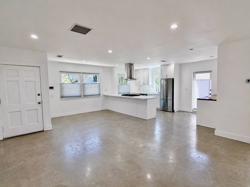 Modern 2-Bedroom with Private Deck, Gated Yard, Central AC, In-Unit Laundry & Parking! – photo 1