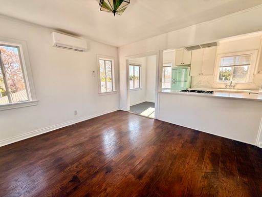Bright Top Floor 1 Bedroom w/ Brand New Kitchen, AC, Parking and In-Unit Laundry! – photo 1