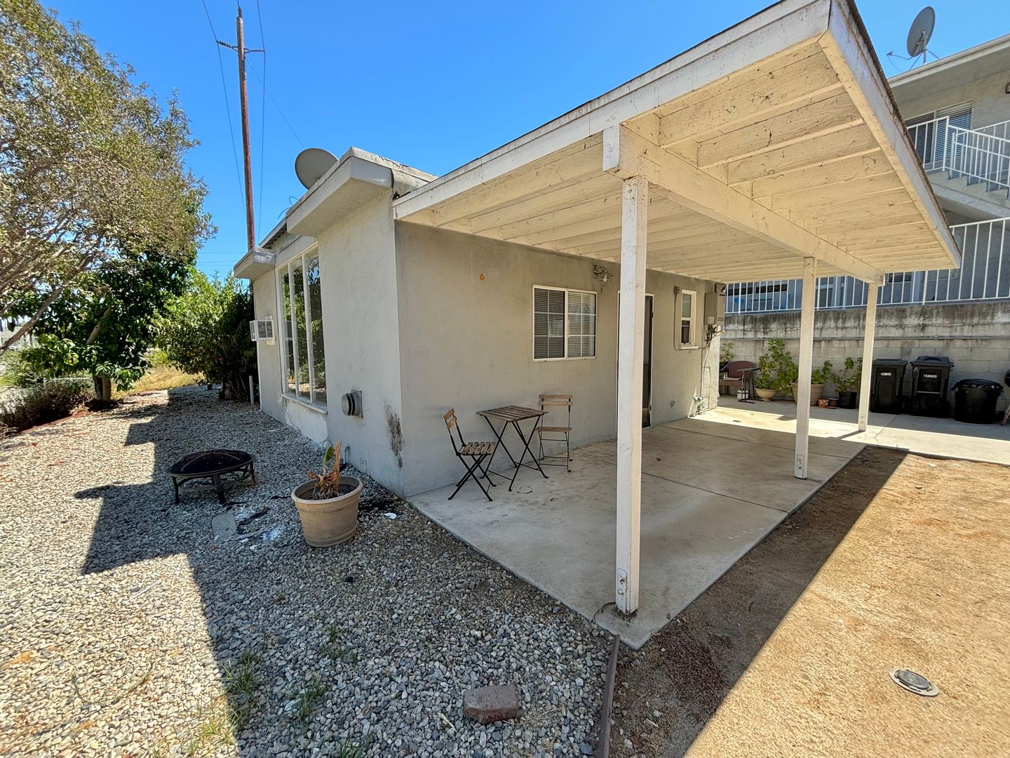 Burbank Apartment: 256 W Valencia Ave