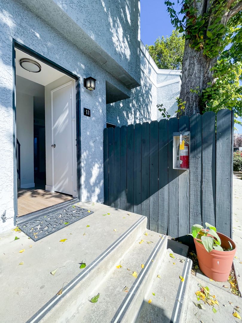 Chatsworth Apartment: 9939 Topanga Canyon Blvd