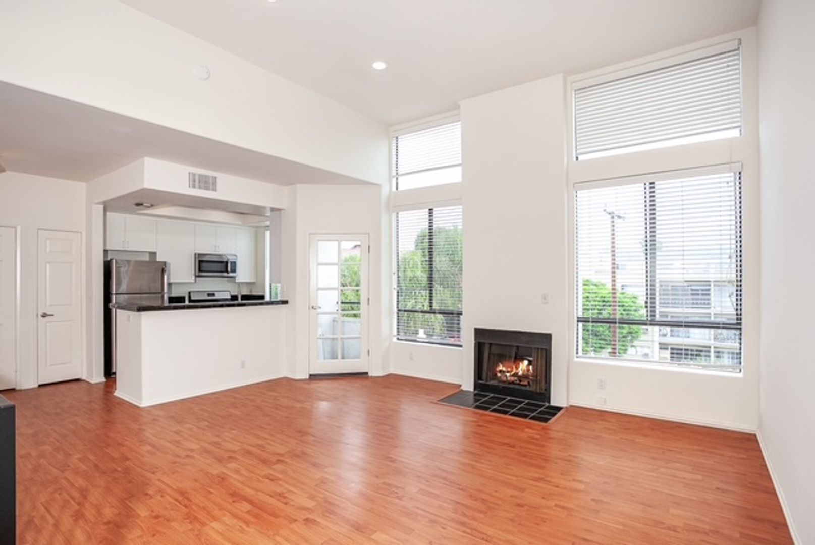 Los Angeles Apartment: 906 S Wooster St