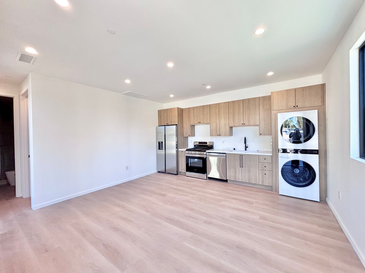 Reseda Apartment: 17852 Saticoy St