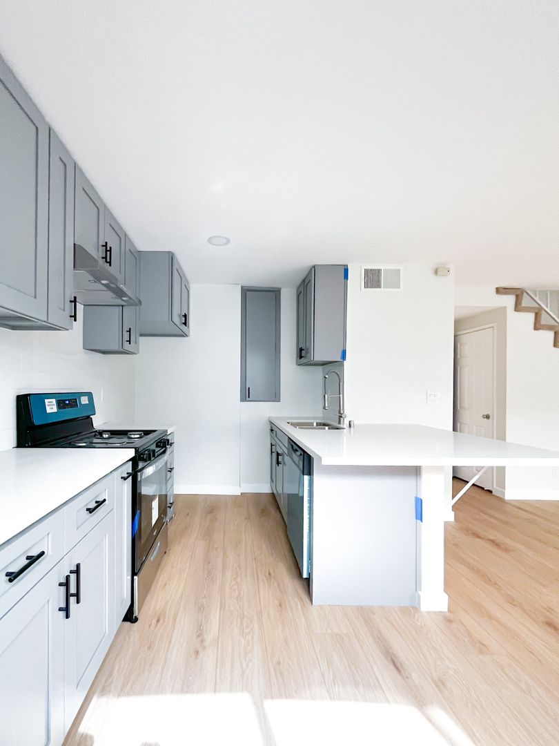 Woodland Hills Apartment: 22423 Del Valle St