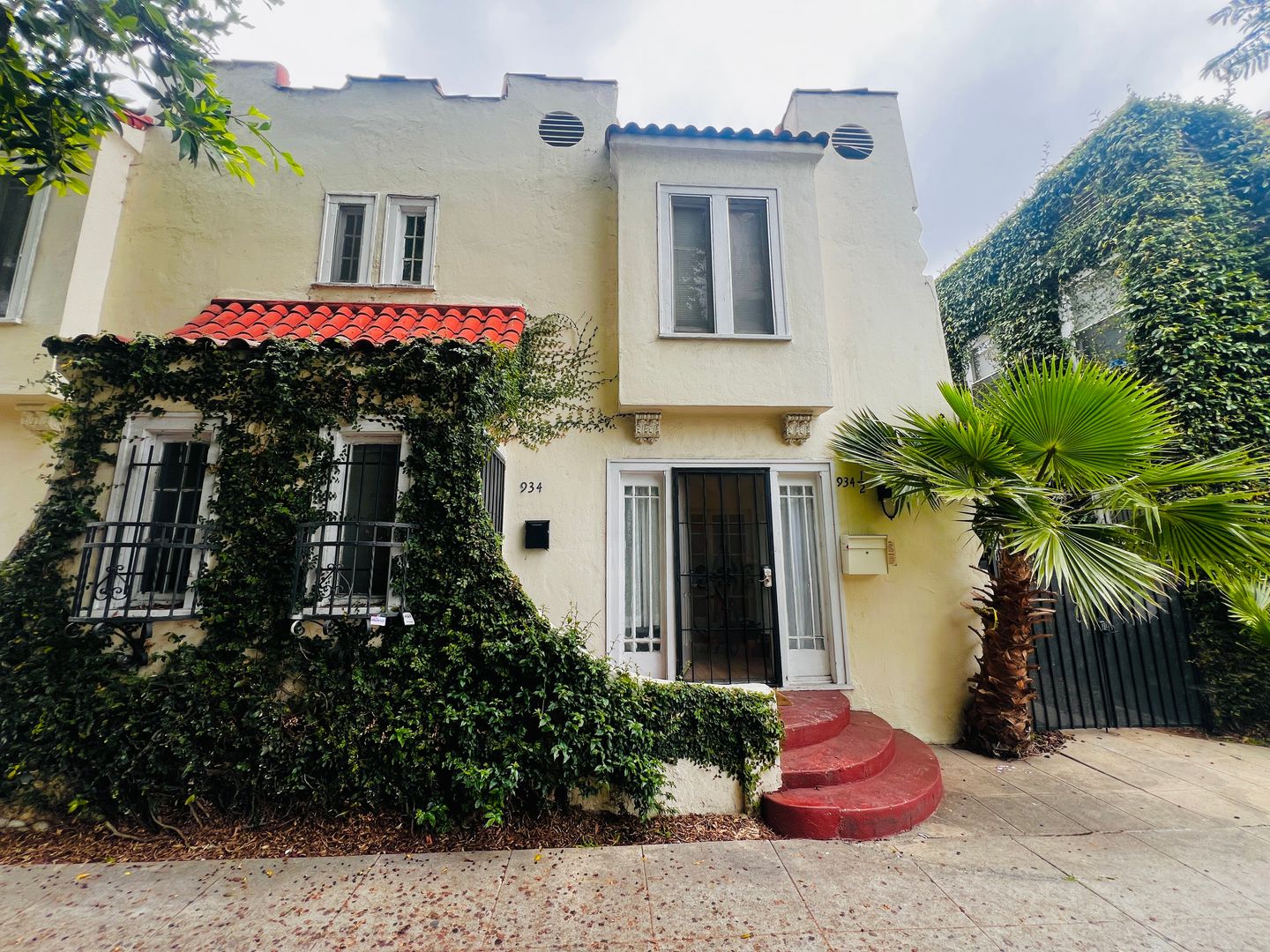 Los Angeles Apartment: 932 S Berendo St