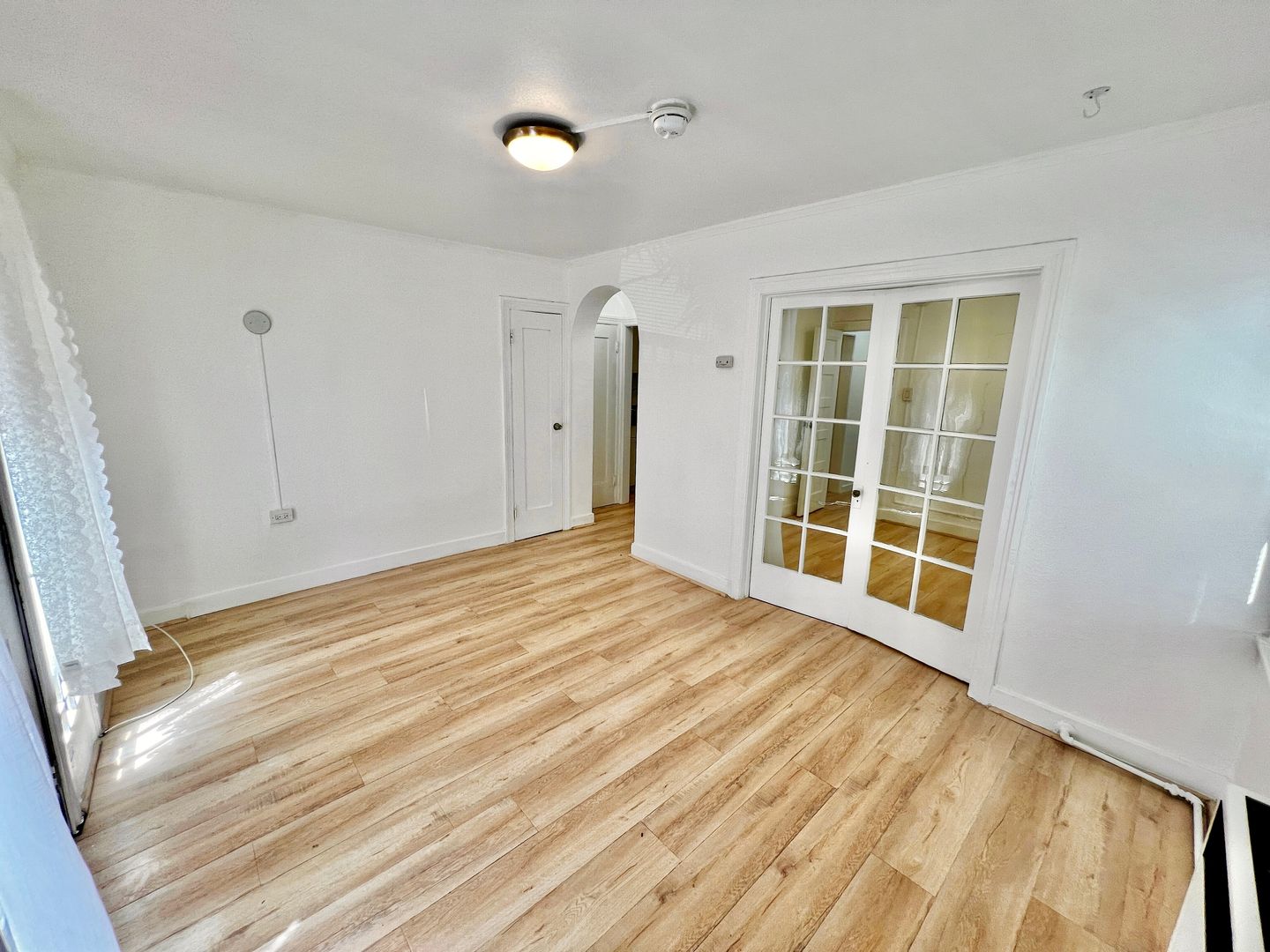 Los Angeles Apartment: 932 S Berendo St