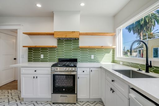 Silver Lake Designer 2BR w/ Private Gated Yard, In-Unit Laundry & AC! – photo 1