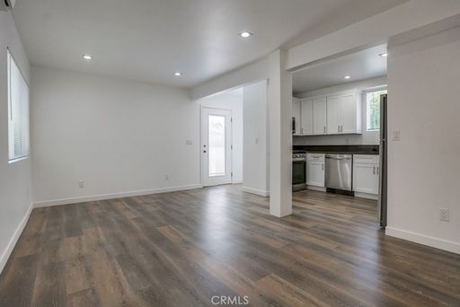 **$195 OFF YOUR MONTHLY RENT!** Pet Friendly Updated 2BD/2BA w/ In-Unit Laundry, A/C + Parking! – photo 1