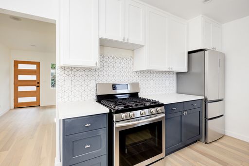 MOVE IN SPECIAL OFFER Silverlake Top Floor 1BR with Gated Parking, Central AC, Mini Balcony + Storage! – photo 1