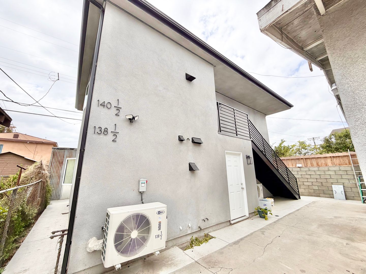 Los Angeles House: 140 1/2 W 93rd St
