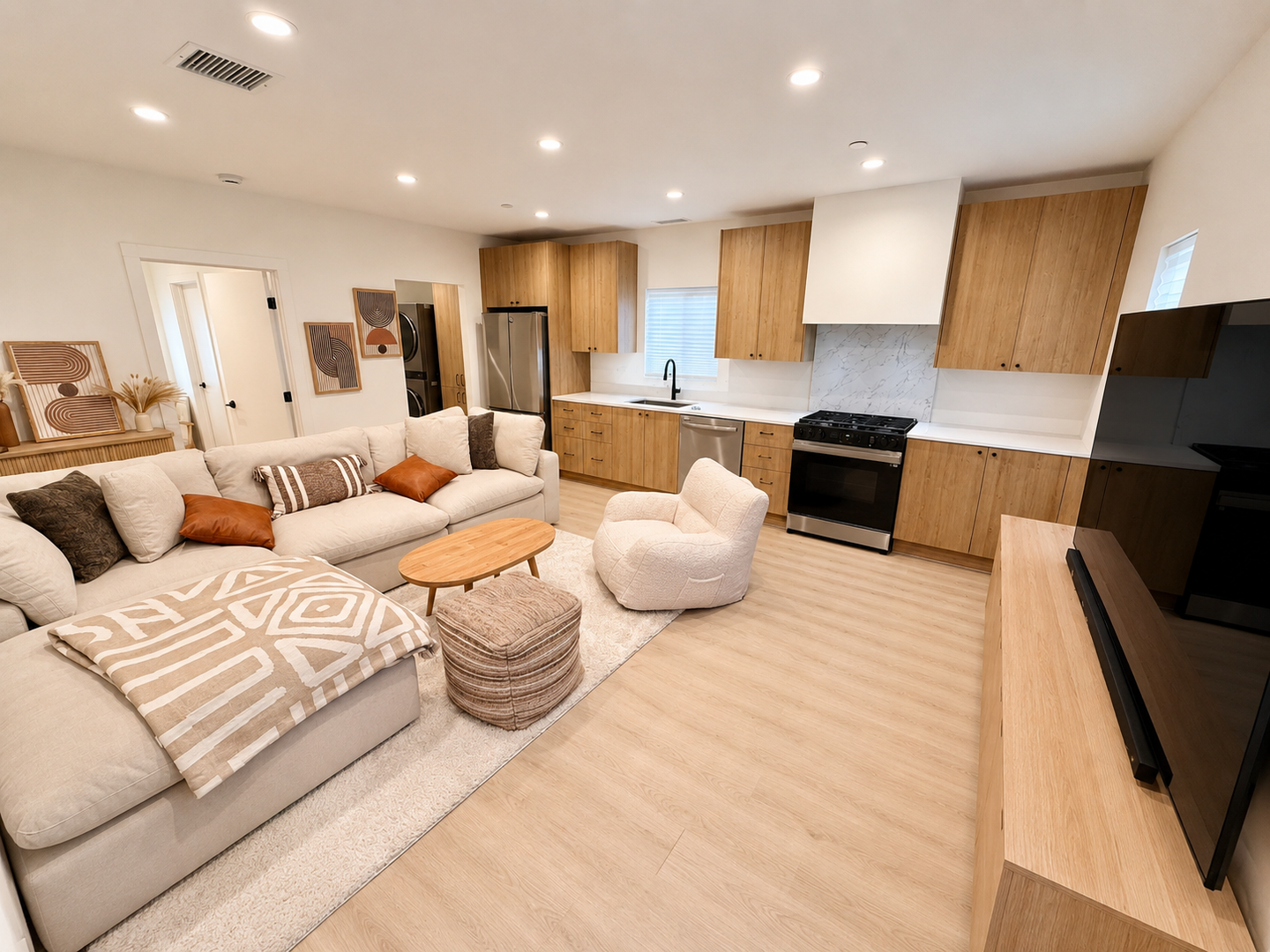 Los Angeles Apartment: 2705 Benedict St