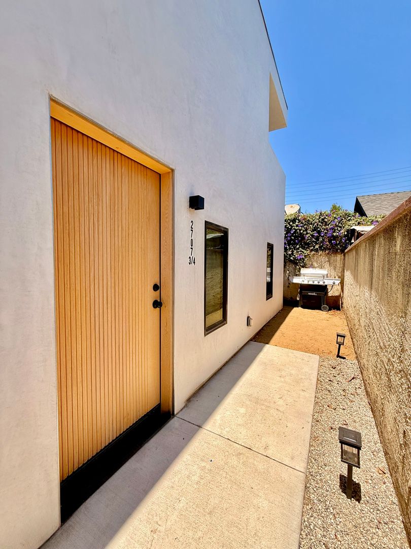 Los Angeles Apartment: 2705 Benedict St