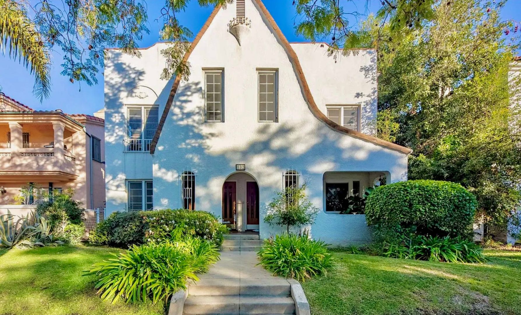 Beverly Hills Apartment: 132 N La Peer