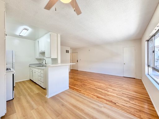 Spacious Upper 1BR/1BA in Gated Building with Parking – photo 1