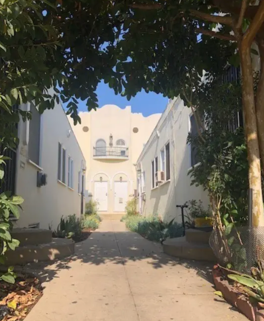 Los Angeles Apartment: 1520 Menlo Ave