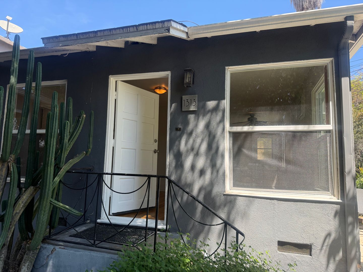Los Angeles Apartment: 1313 Douglas St