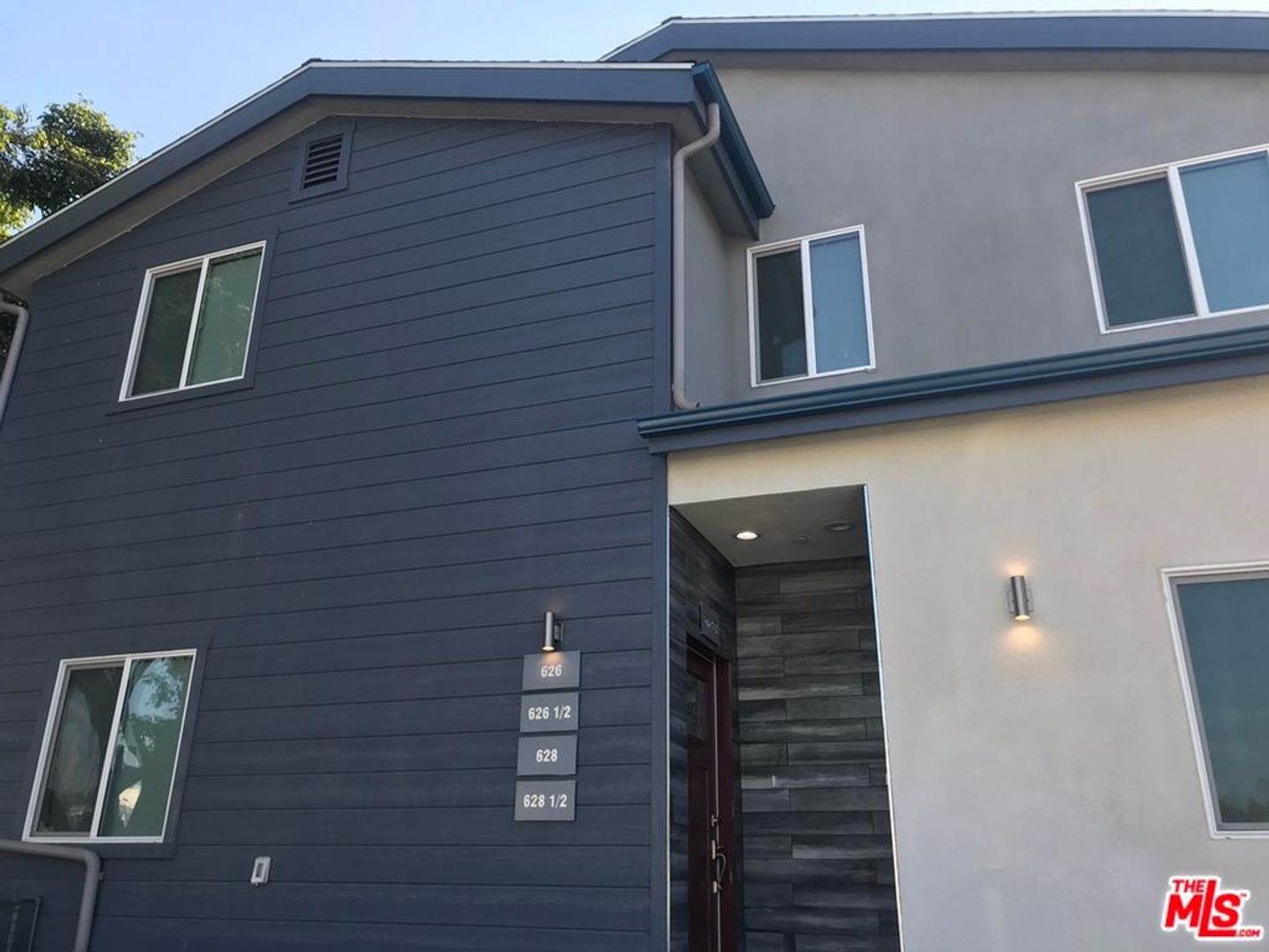 Los Angeles Apartment: 626 W 76th St